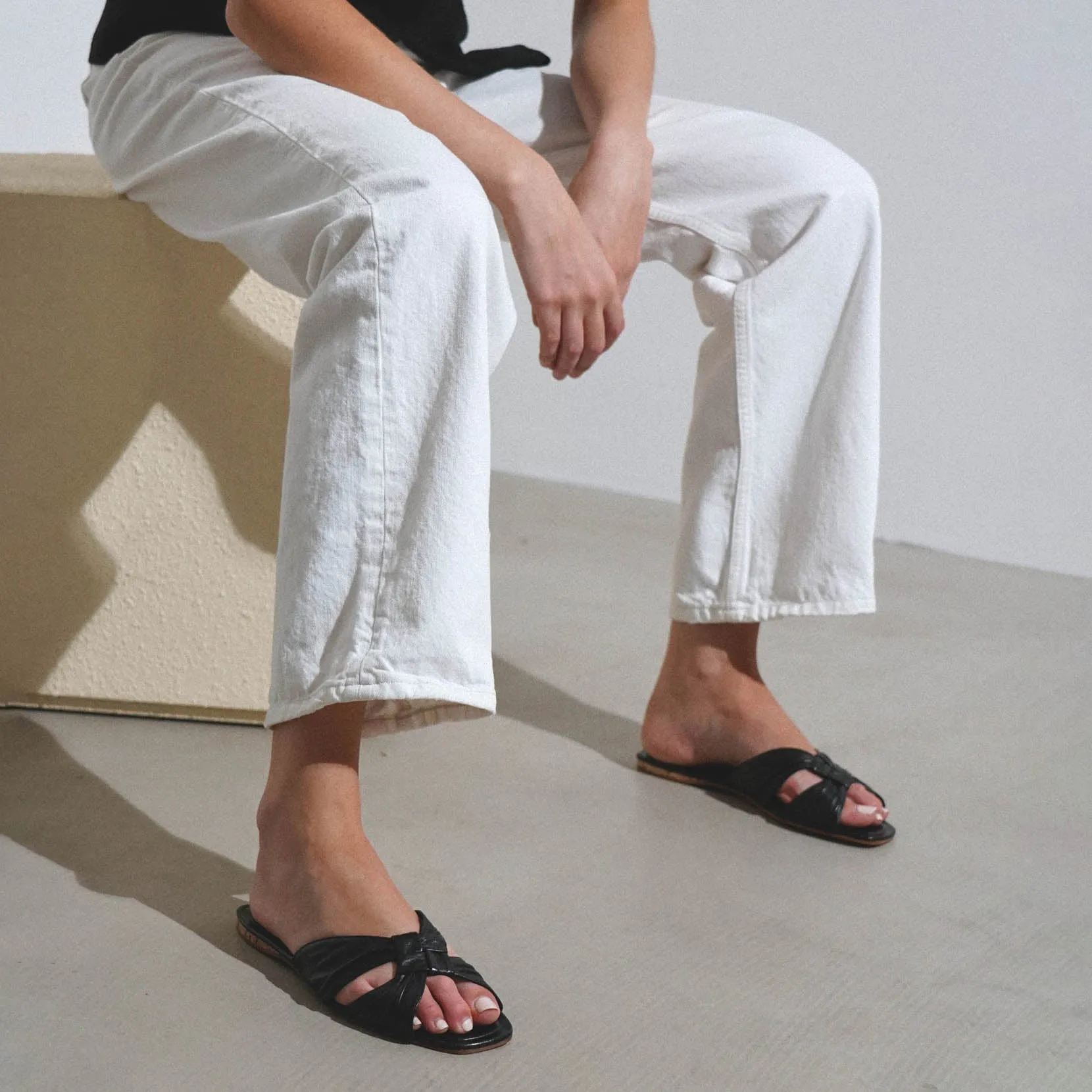 Soft knot black leather flats