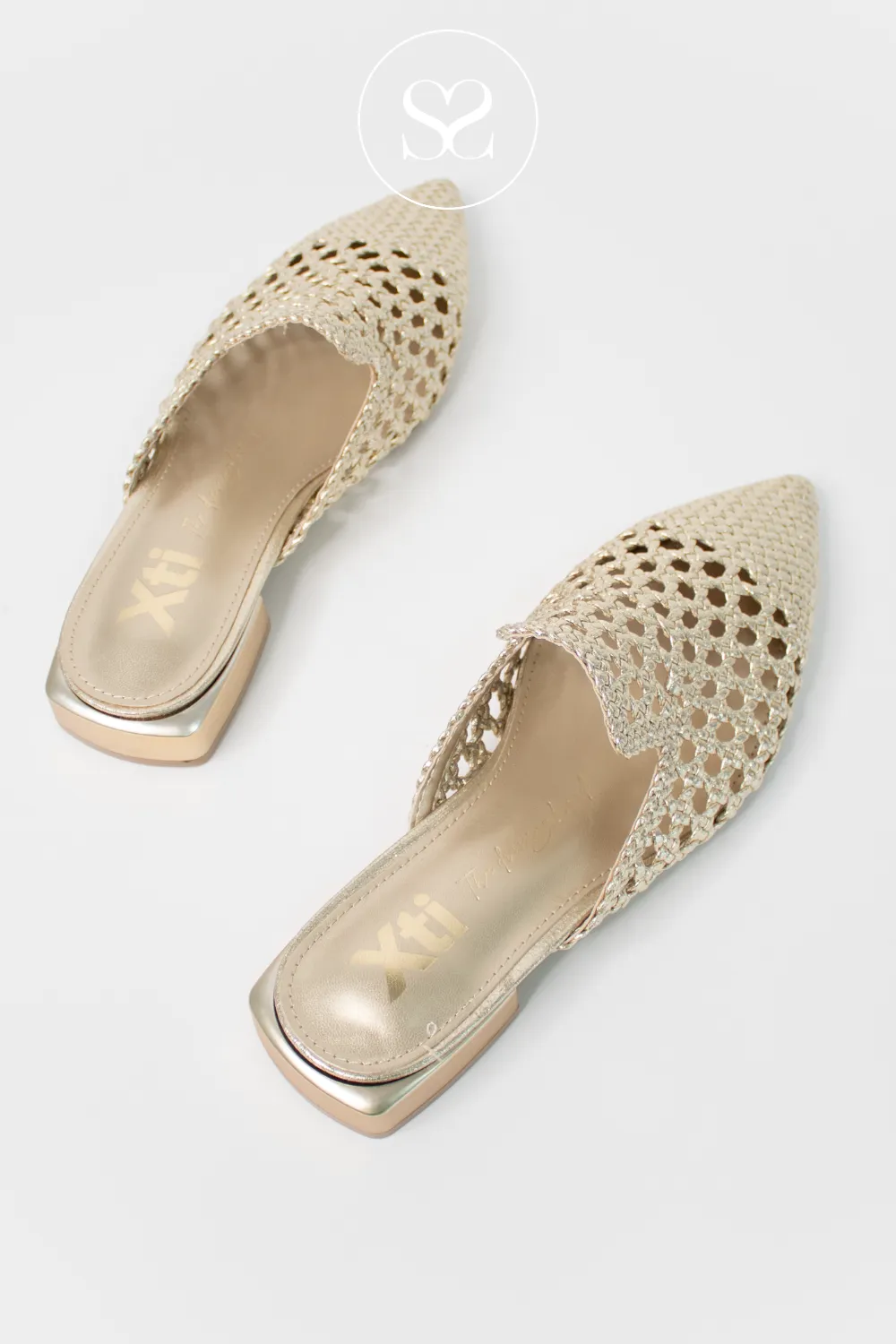 XTI 1437950 GOLD WOVEN LOW BLOCK HEEL PUMPS