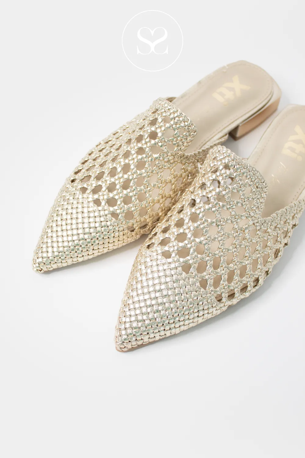 XTI 1437950 GOLD WOVEN LOW BLOCK HEEL PUMPS